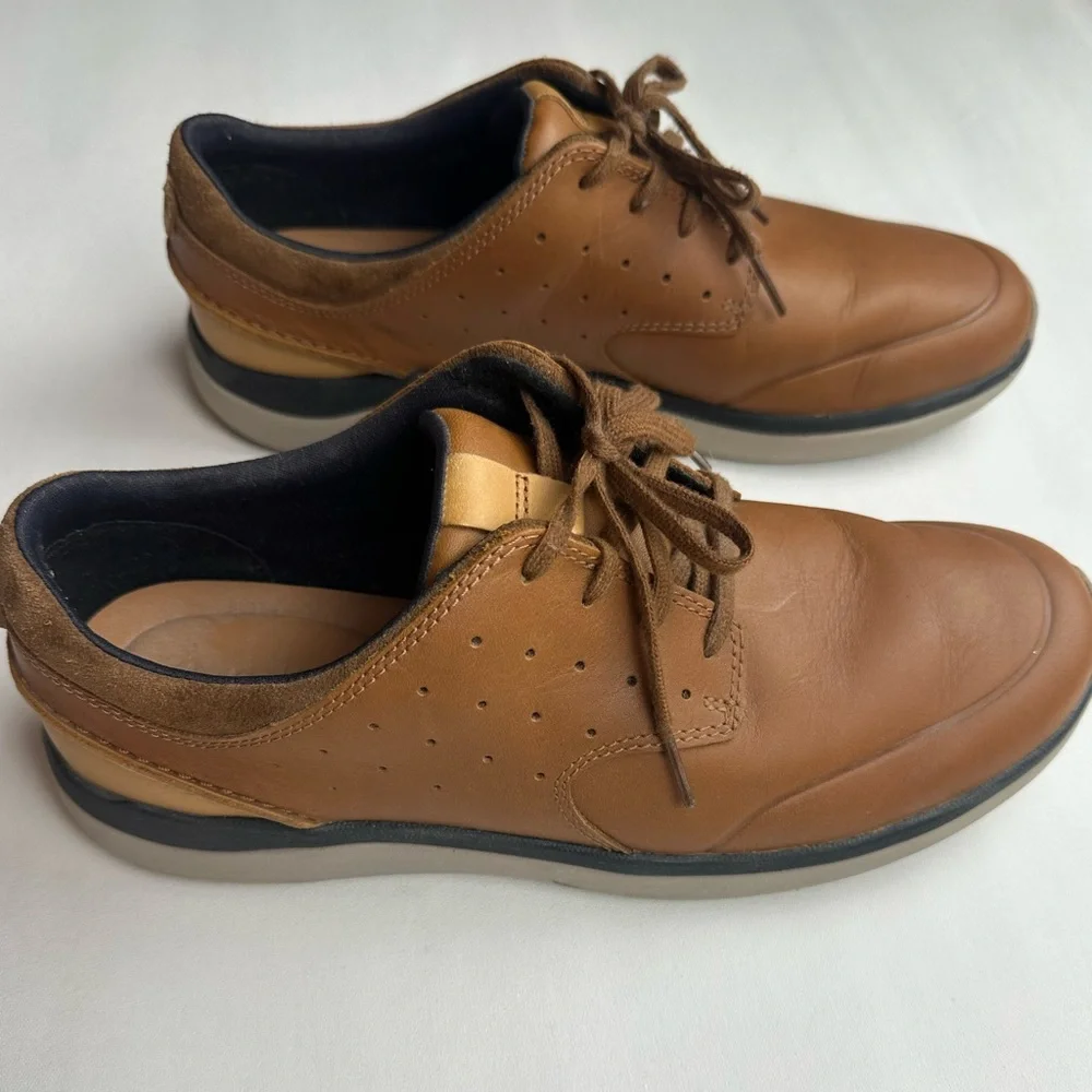 Clark’s Brown Leather Men's Shoes with laces. Minimal wear. Size 9.5